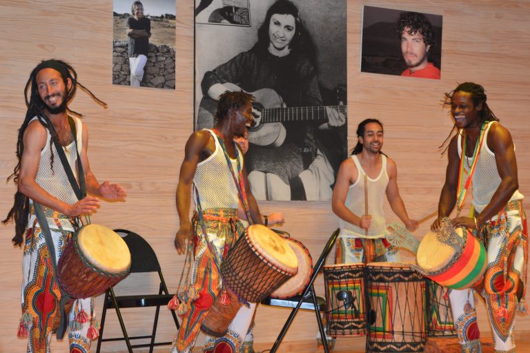 Diarra Conde y su djembe hizo vibrar al público del Museo con percusiones africanas